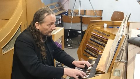 Franz Schnieringer am Spieltisch der Eisenbarth-Orgel