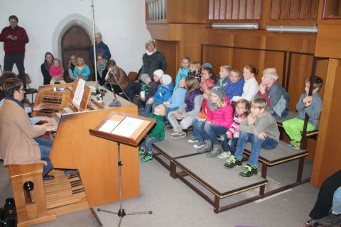 Stefanie und Robert Pernpeintner spielten auf der Orgel die Mutmach- Geschichte von den „Fürchterlichen Fünf“. - Foto: M. Proft